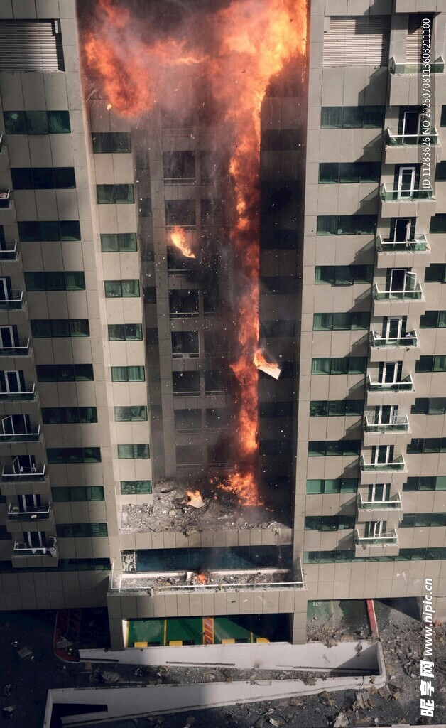 高楼突发大火现场画面