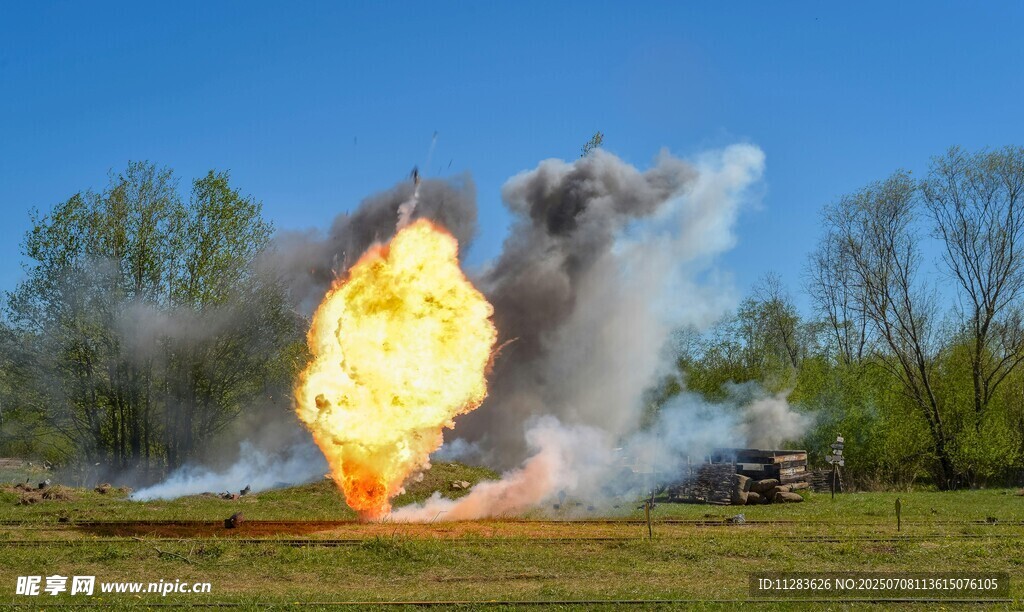 野外剧烈爆炸场景