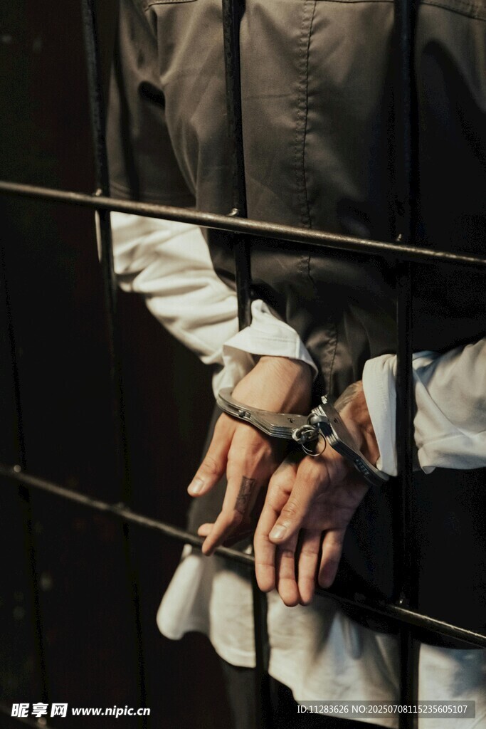 戴手铐被囚之人