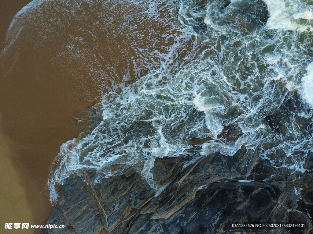 海浪拍打礁石的瞬间