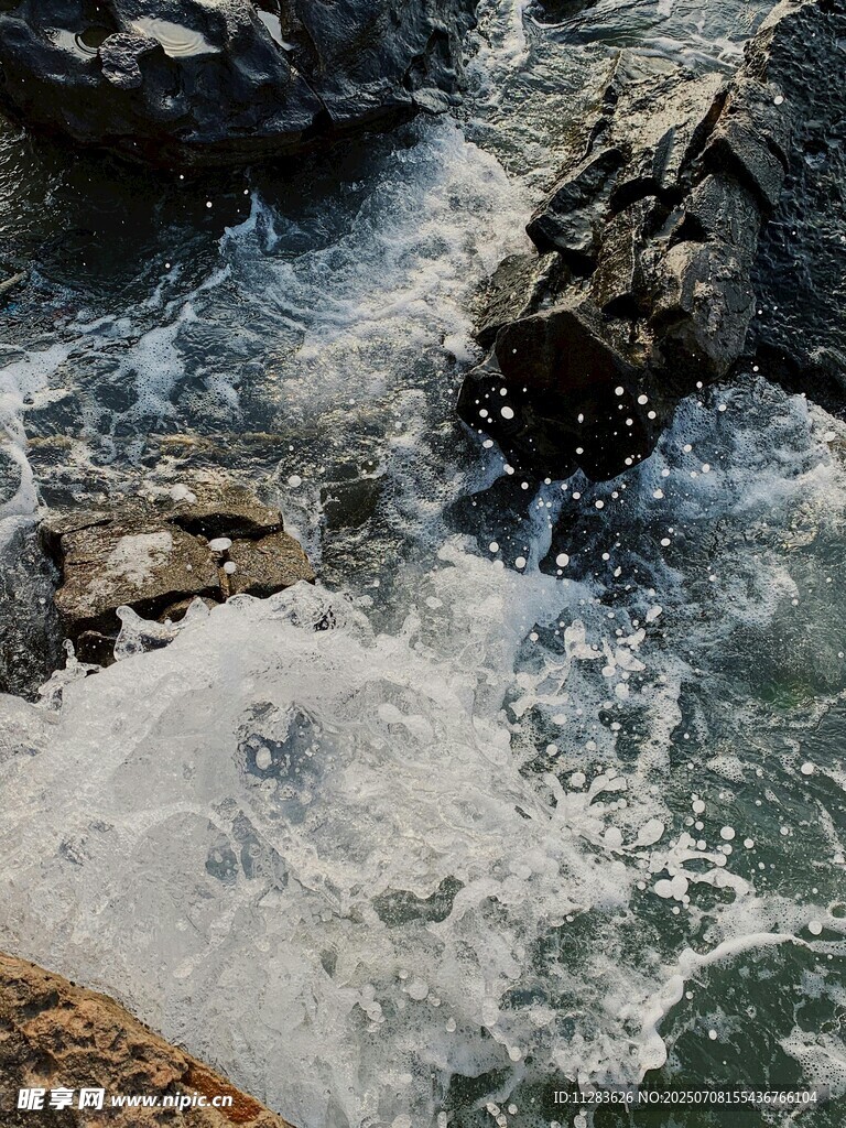 山间溪流湍急的美丽景象