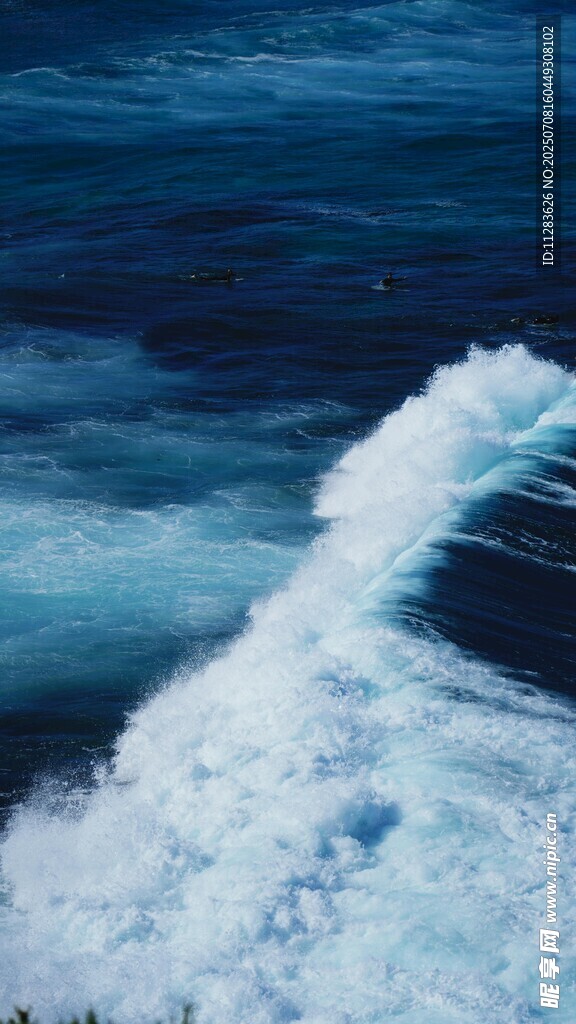 海浪翻涌的壮阔海洋景象