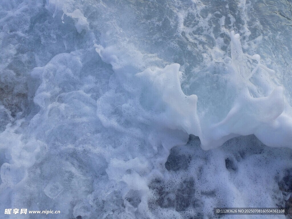海浪翻涌的白色泡沫