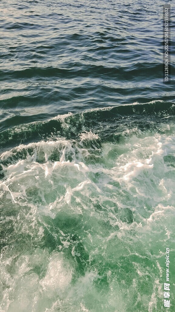 海浪翻涌的灵动海面