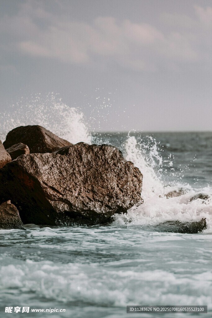海浪拍击礁石的壮阔景象