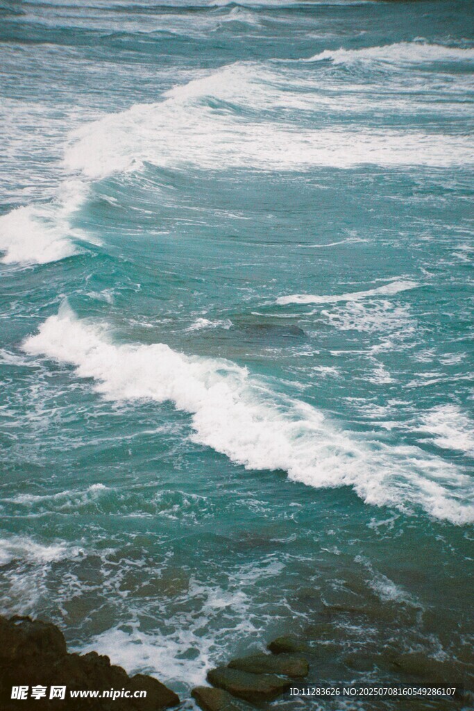 海浪拍岸的美丽海景