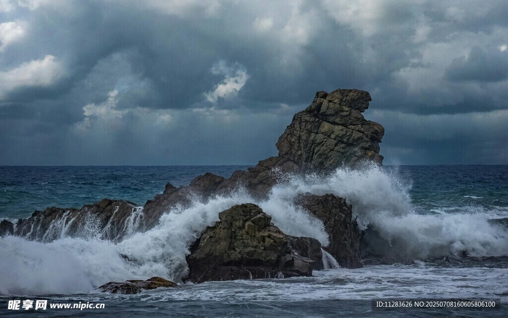 海浪拍击礁石的壮阔景象