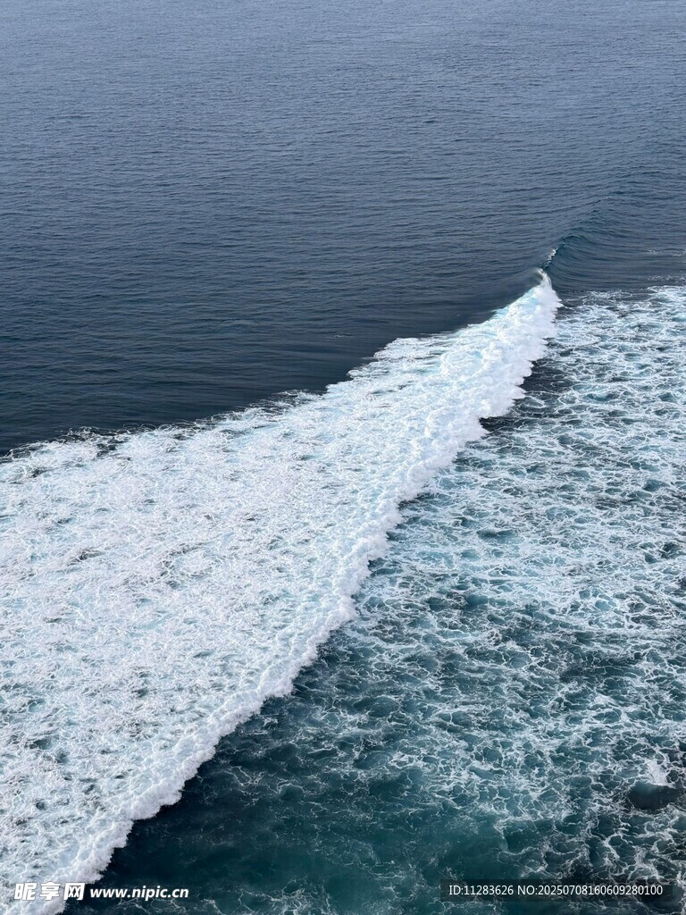海上破浪景象