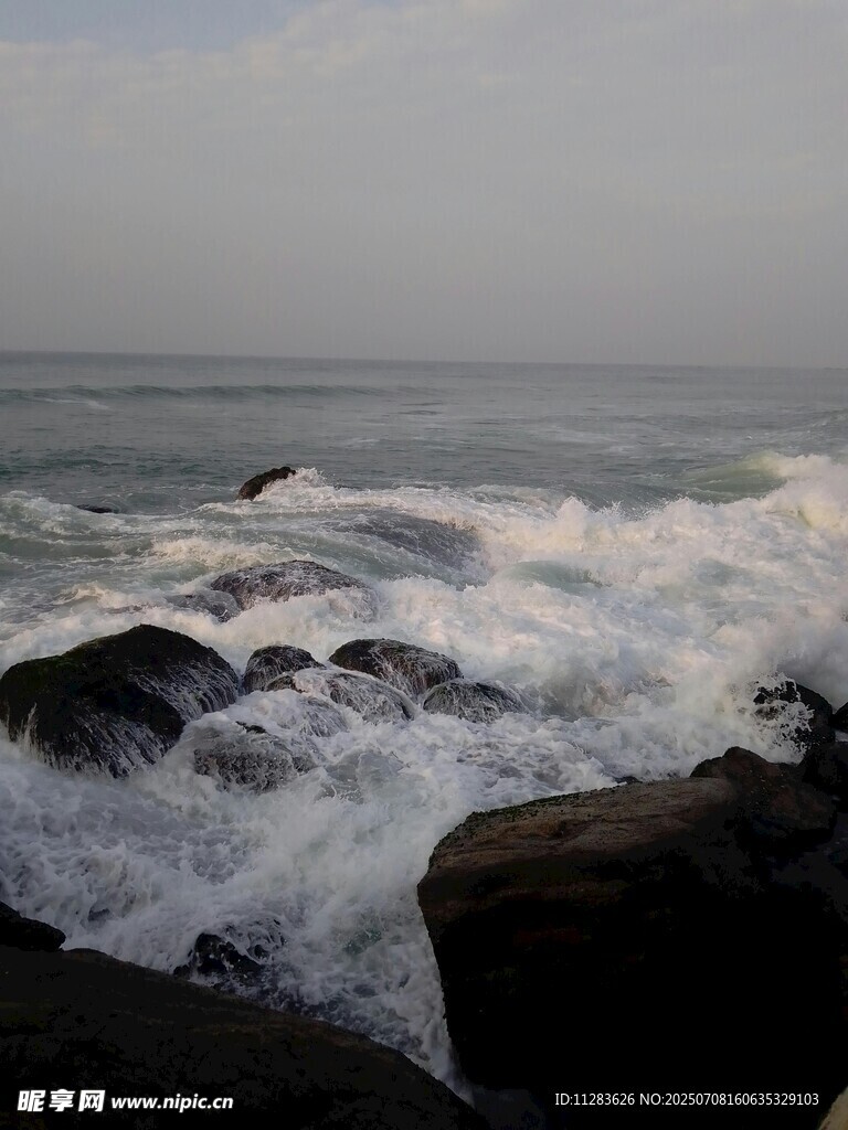 海浪拍击礁石的壮阔景象