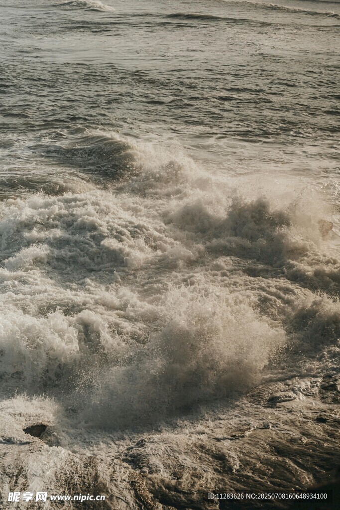 汹涌海浪拍打海岸