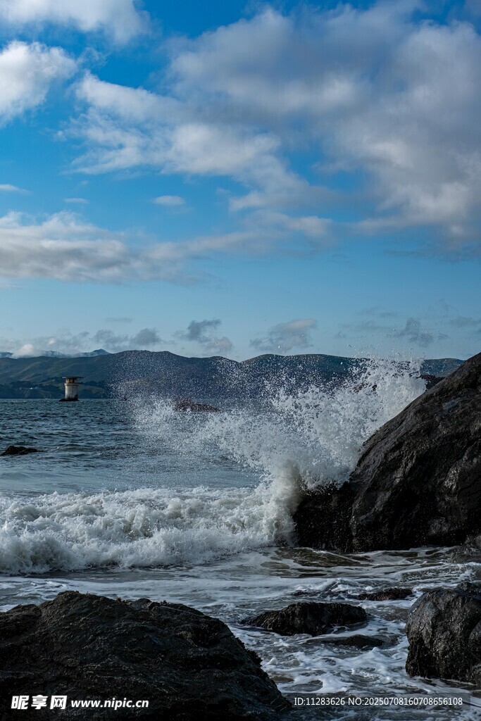 海边礁石旁的汹涌海浪