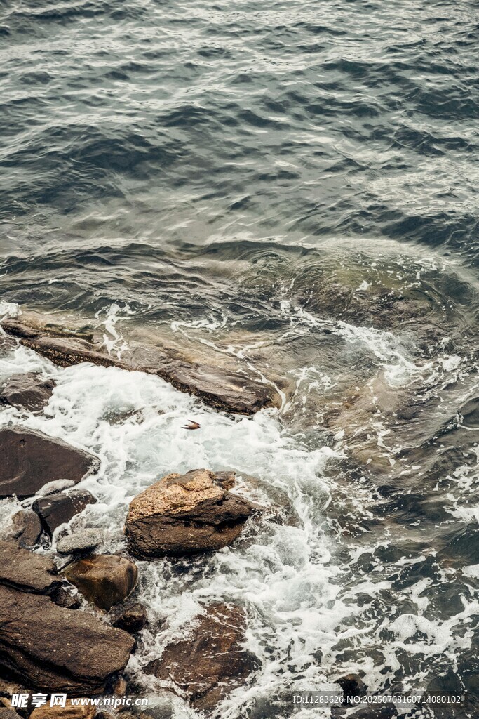 海浪拍打岸边岩石