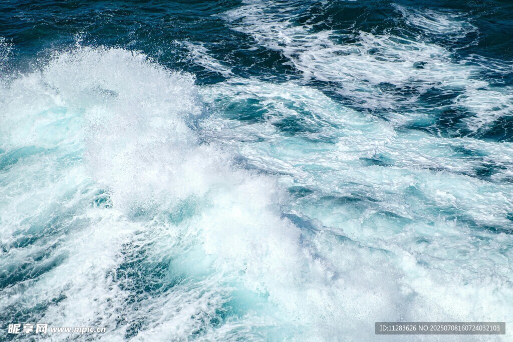 汹涌澎湃的蓝色海浪