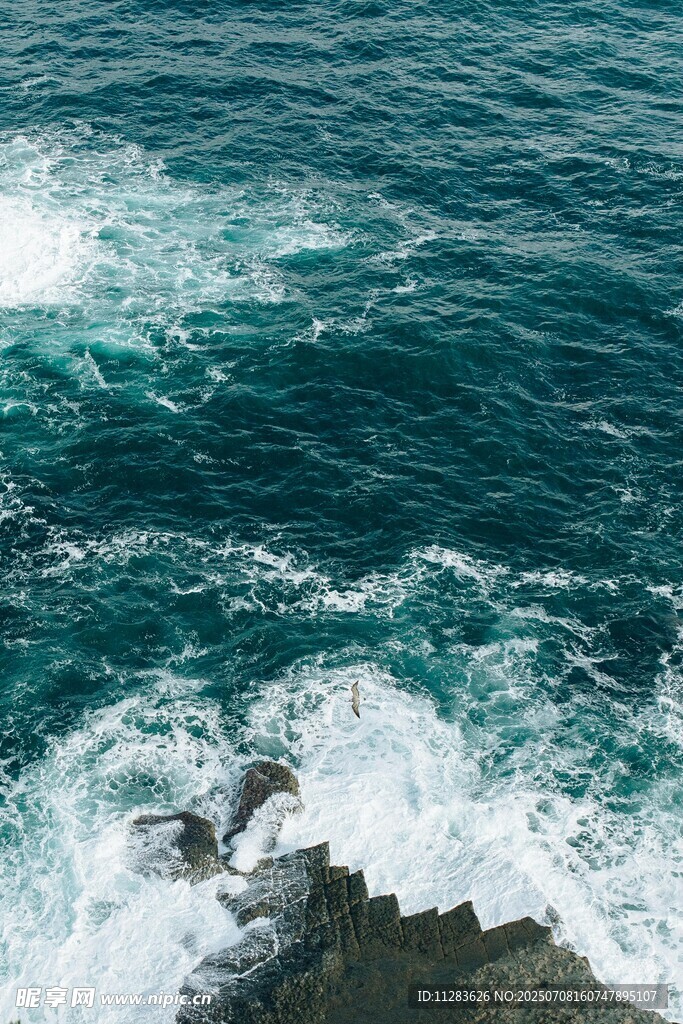 海浪拍击礁石的壮阔景象