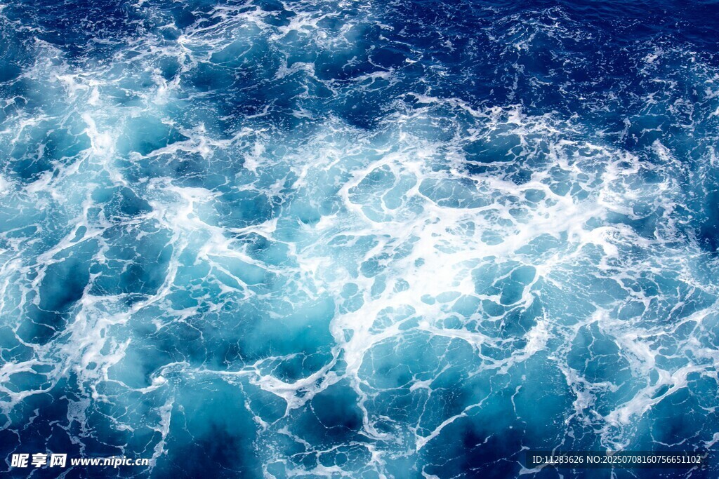 汹涌澎湃的蓝色海洋浪花