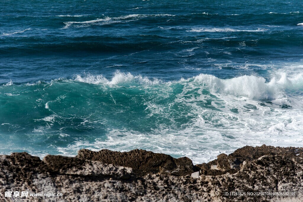 海浪拍击岸边岩石