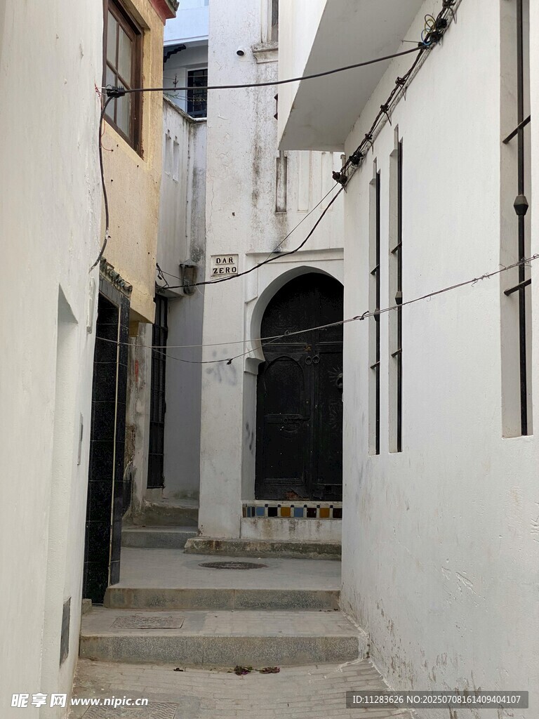 狭窄白墙小巷的静谧景致