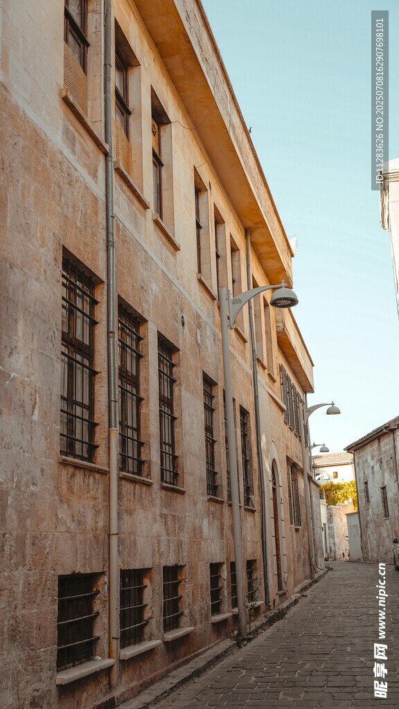 古老街道旁的斑驳建筑