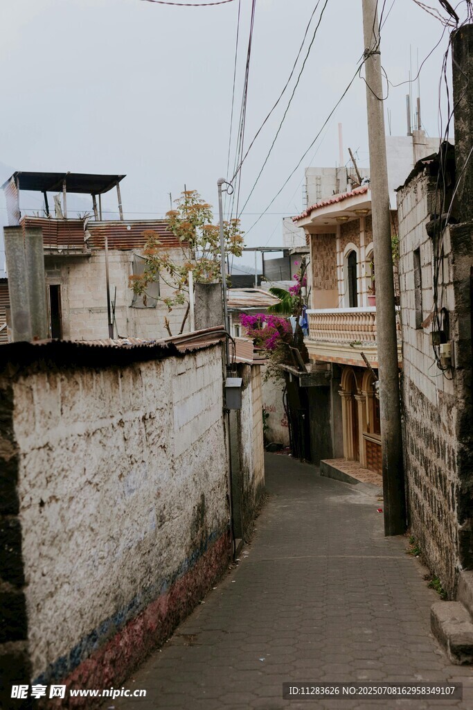 狭窄小巷中的老旧居民建筑