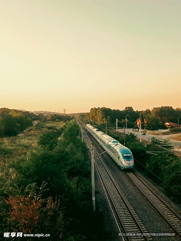 夕阳下的高速列车穿行