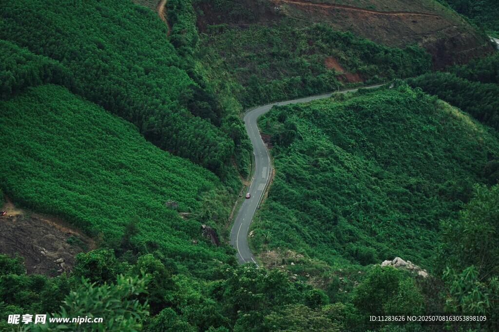 山间蜿蜒小路