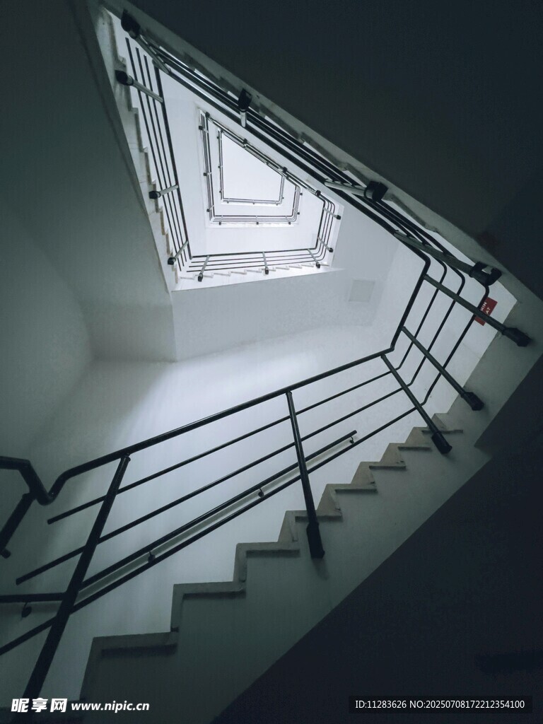 昏暗楼梯间的光影景致