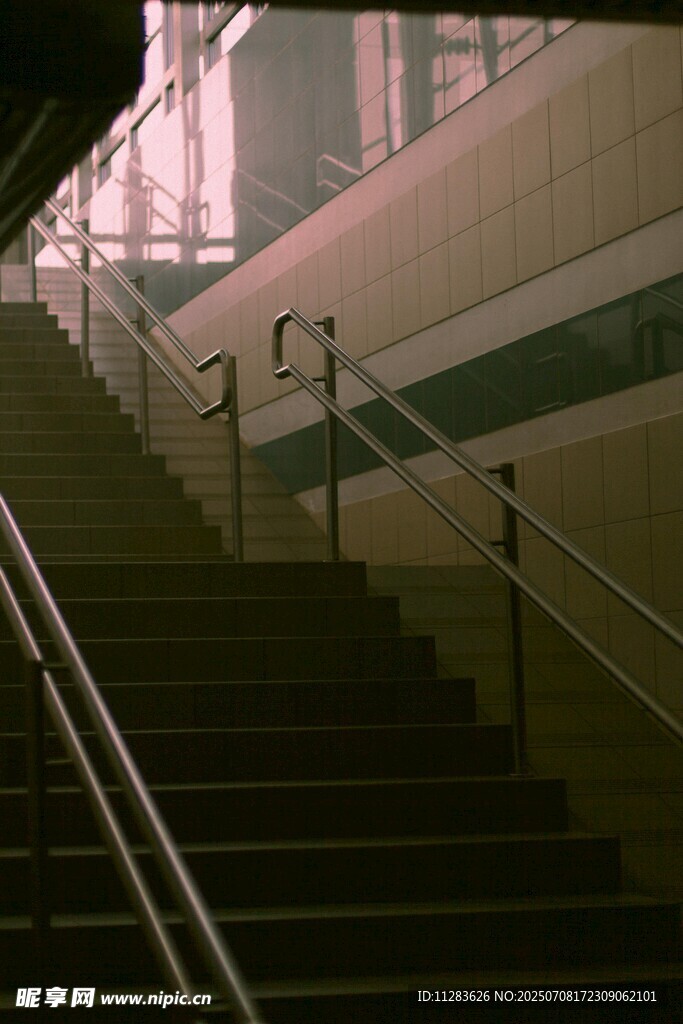 室内楼梯的光影景致