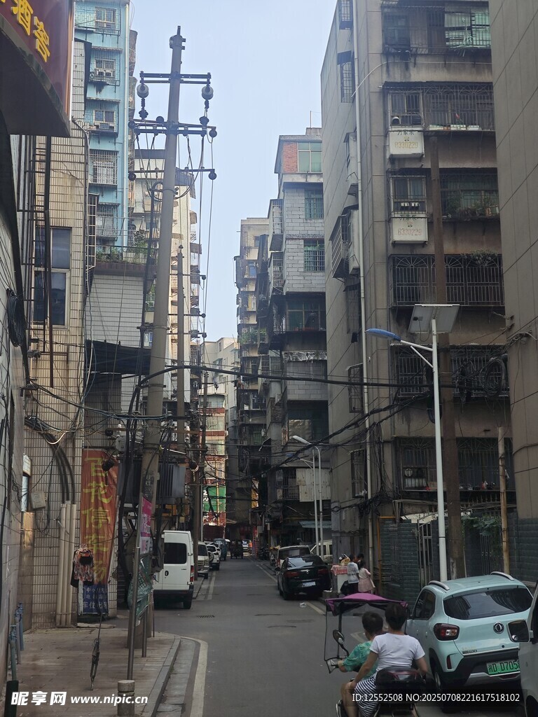 老旧城区街道景象