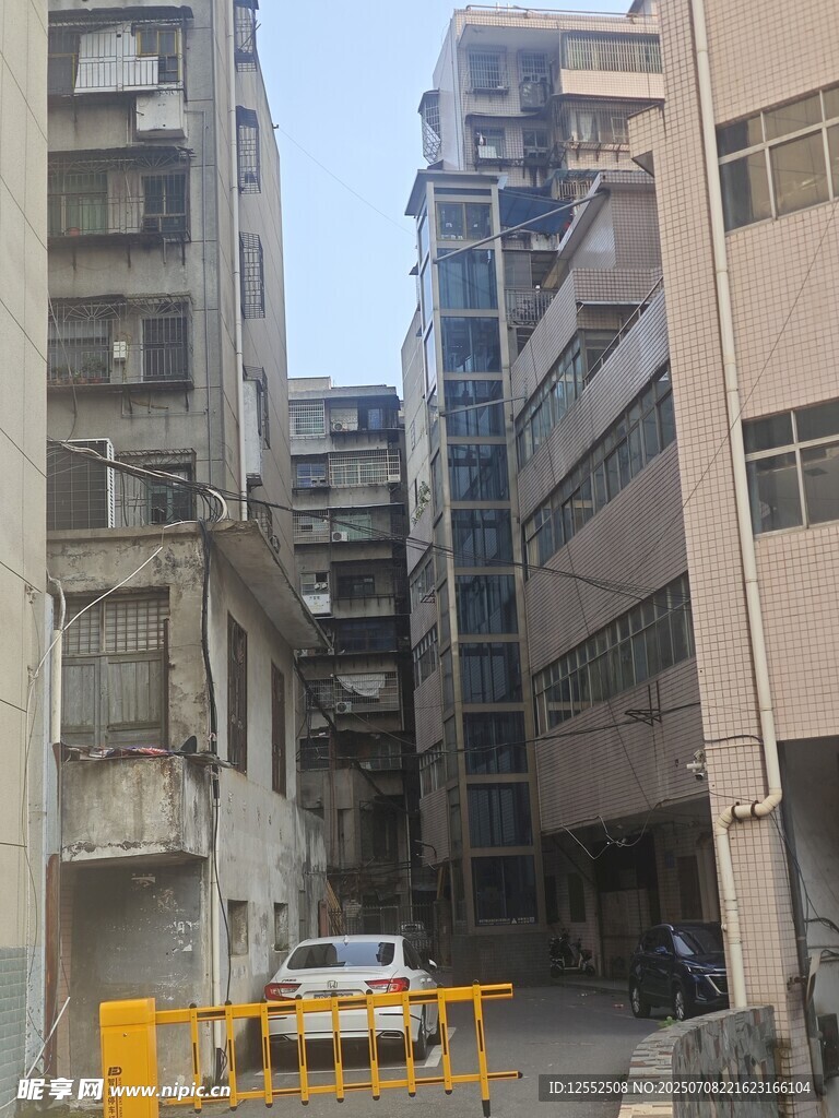 狭窄城市巷道中的建筑景象