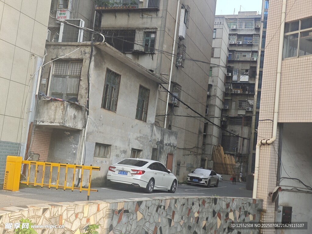 狭窄巷道中的停放车辆