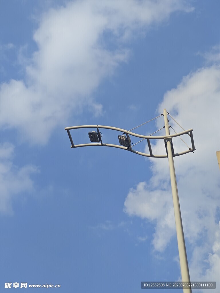 蓝天中的路灯