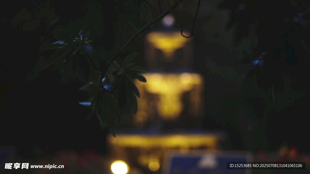 夜晚朦胧中的亮灯建筑