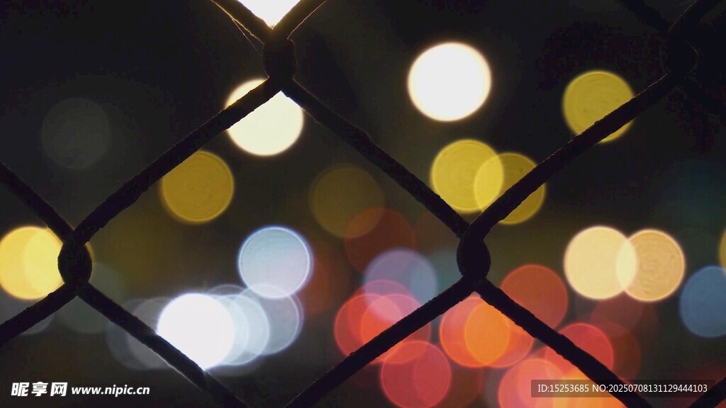 夜晚栅栏后的光斑美景