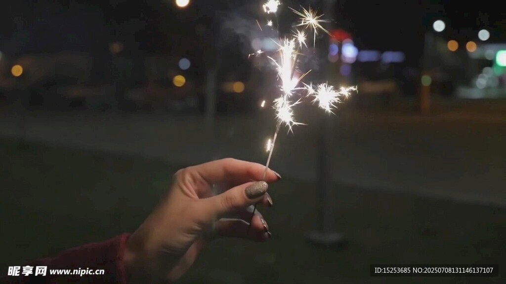 手持烟花点亮夜的浪漫
