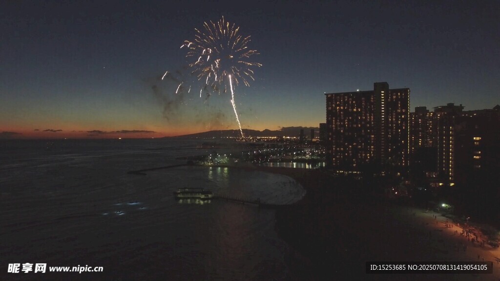 海滨夜景烟花绽放