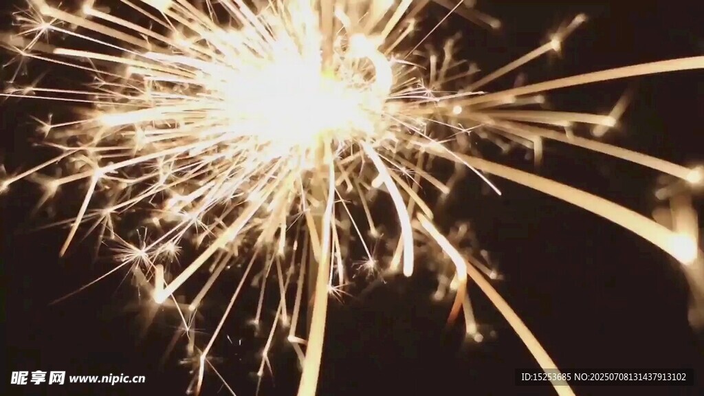 璀璨烟花绽放夜空