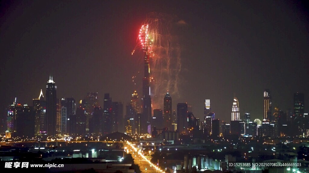 城市夜空璀璨烟花绽放