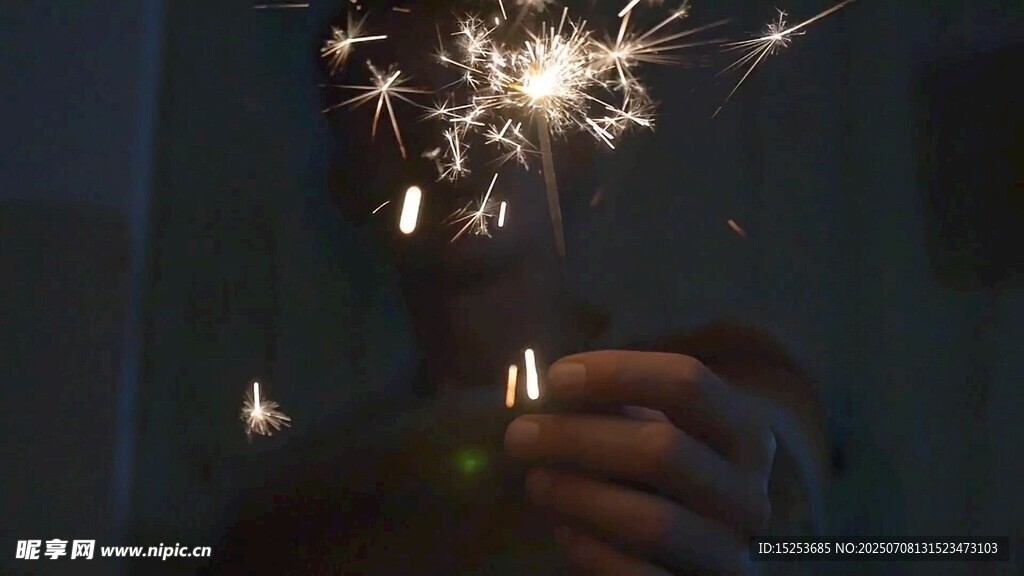手持烟花绽放瞬间