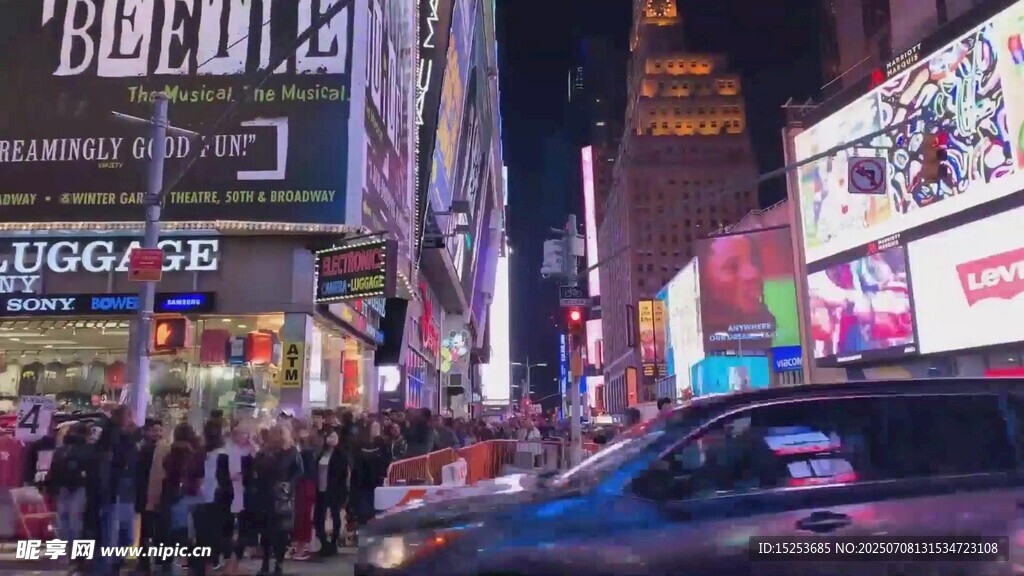 繁华都市街头夜景