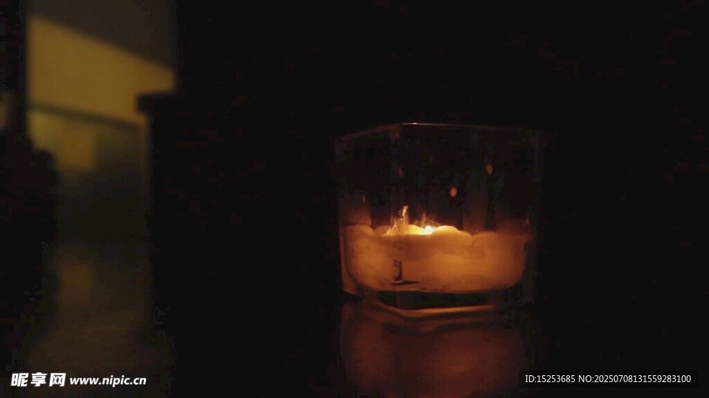 暗光中的燃烧蜡烛