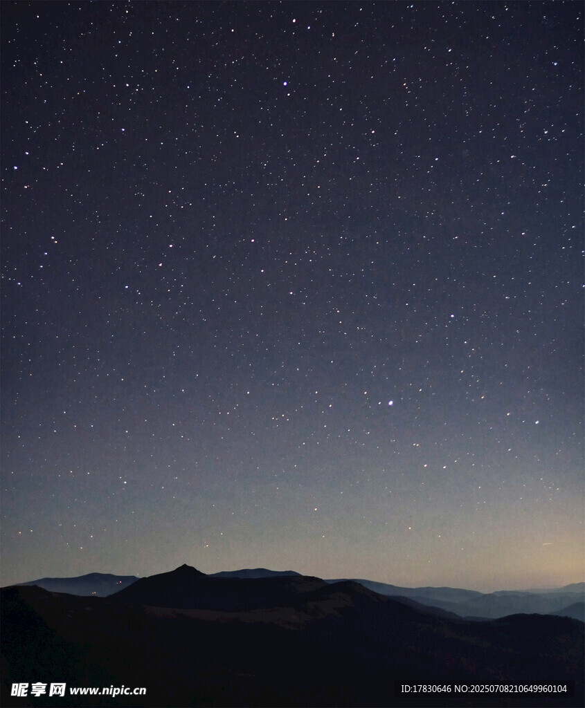 夜空下的山峦与繁星