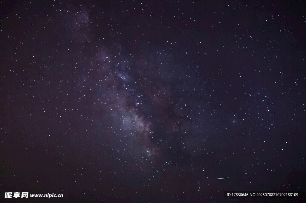 璀璨星空下的银河美景