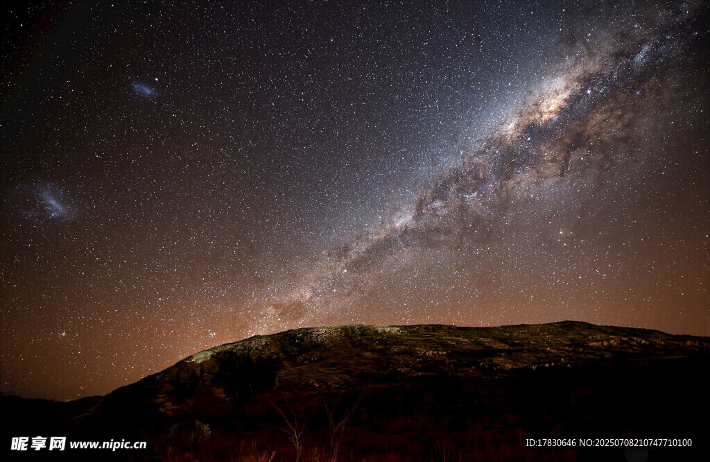 壮丽星空下的山峦夜景