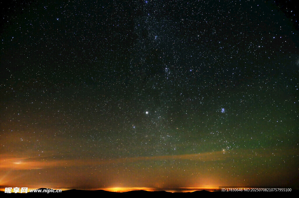 夜空下的璀璨星河与山峦