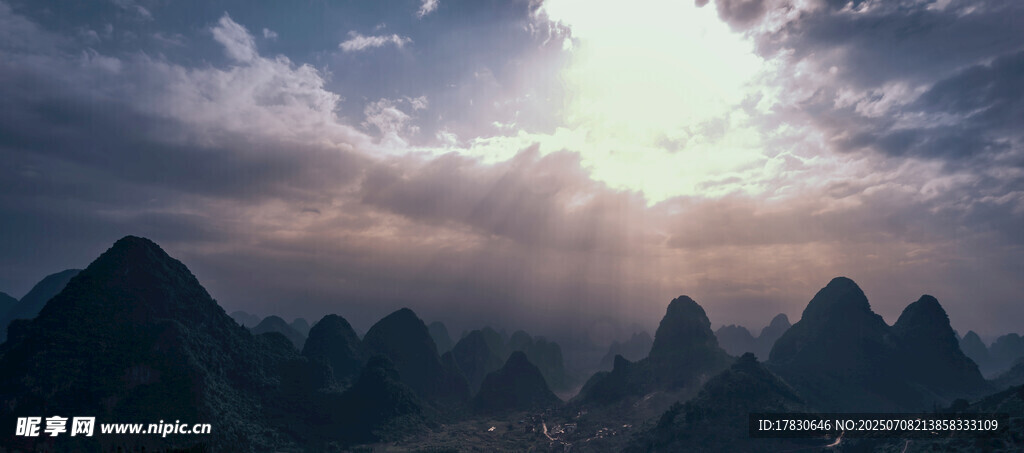 壮丽山峦间的日出美景