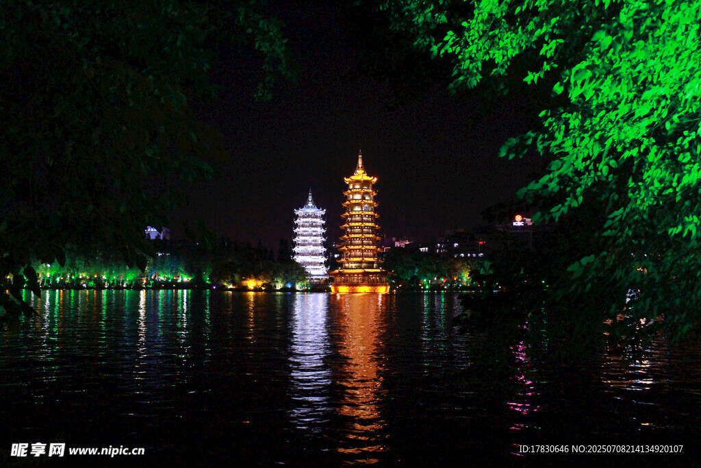 湖畔夜景中的璀璨双塔