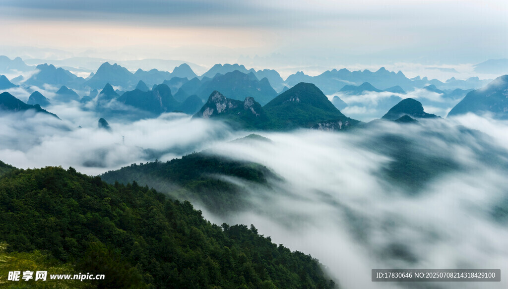 山峦云海间的壮美风光