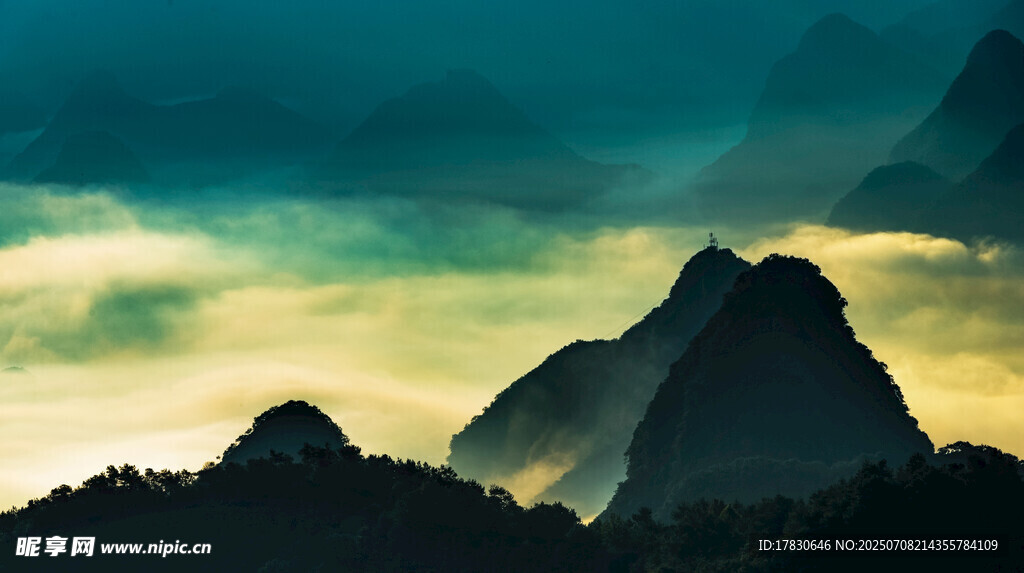 云雾缭绕的壮丽山峦