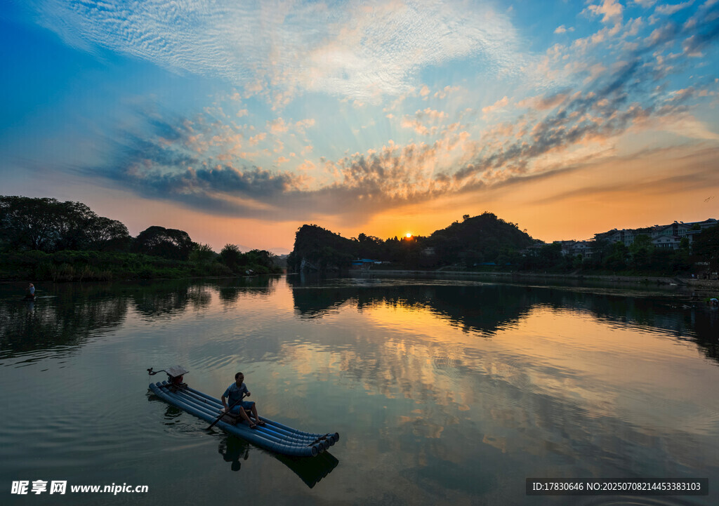夕阳下湖面的泛舟美景