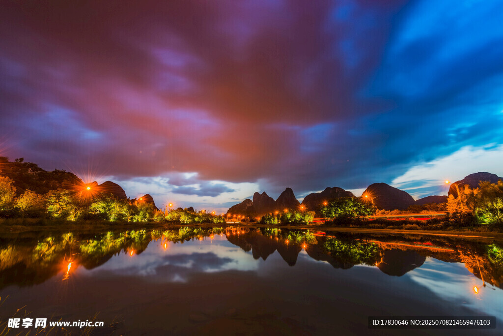 湖畔绚丽夜景倒影如画
